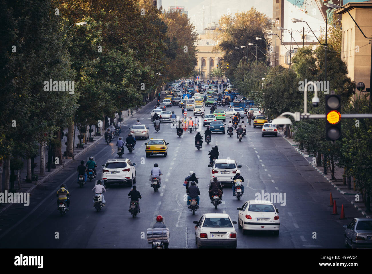 Verkehr an Khayyam Straße in Teheran City, Iran Stockfoto