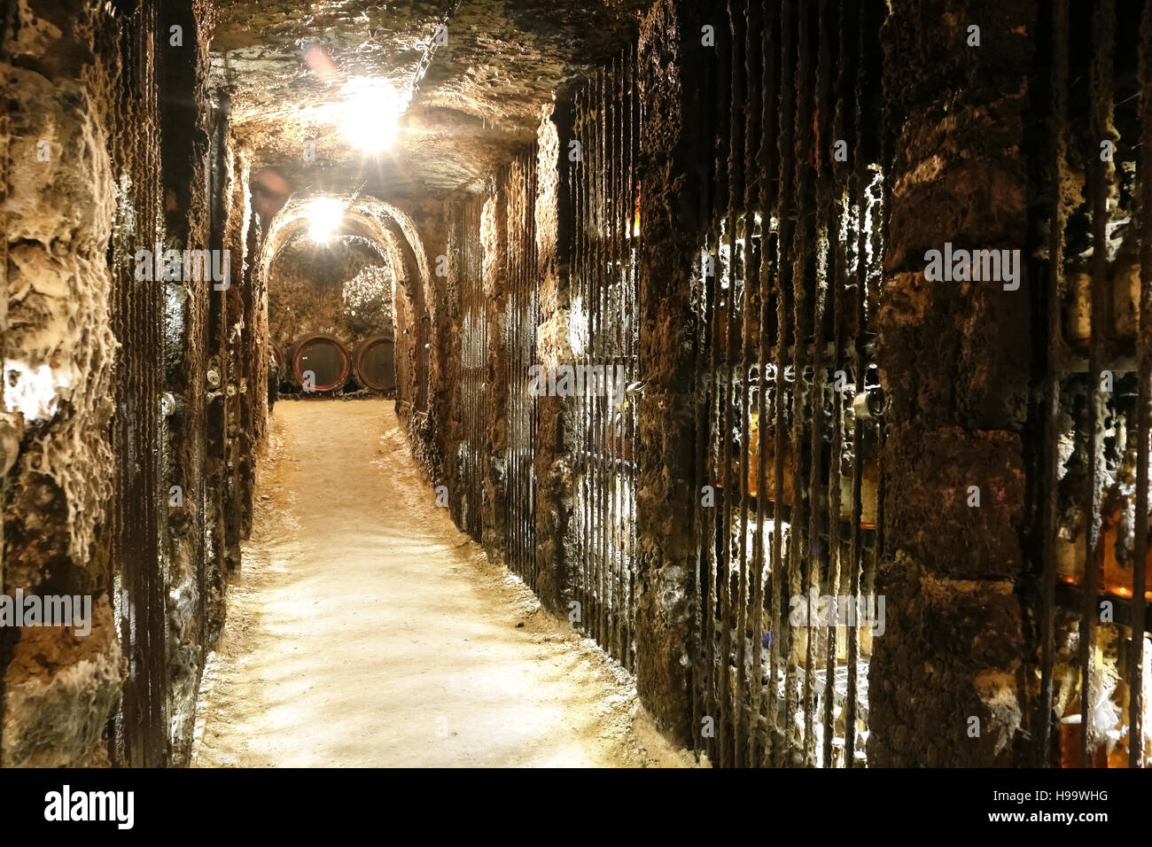 Alter Wein Höhlen mit Bögen und Fässer in Tokaj Tal, Mala Trna, Slowakei. Stockfoto