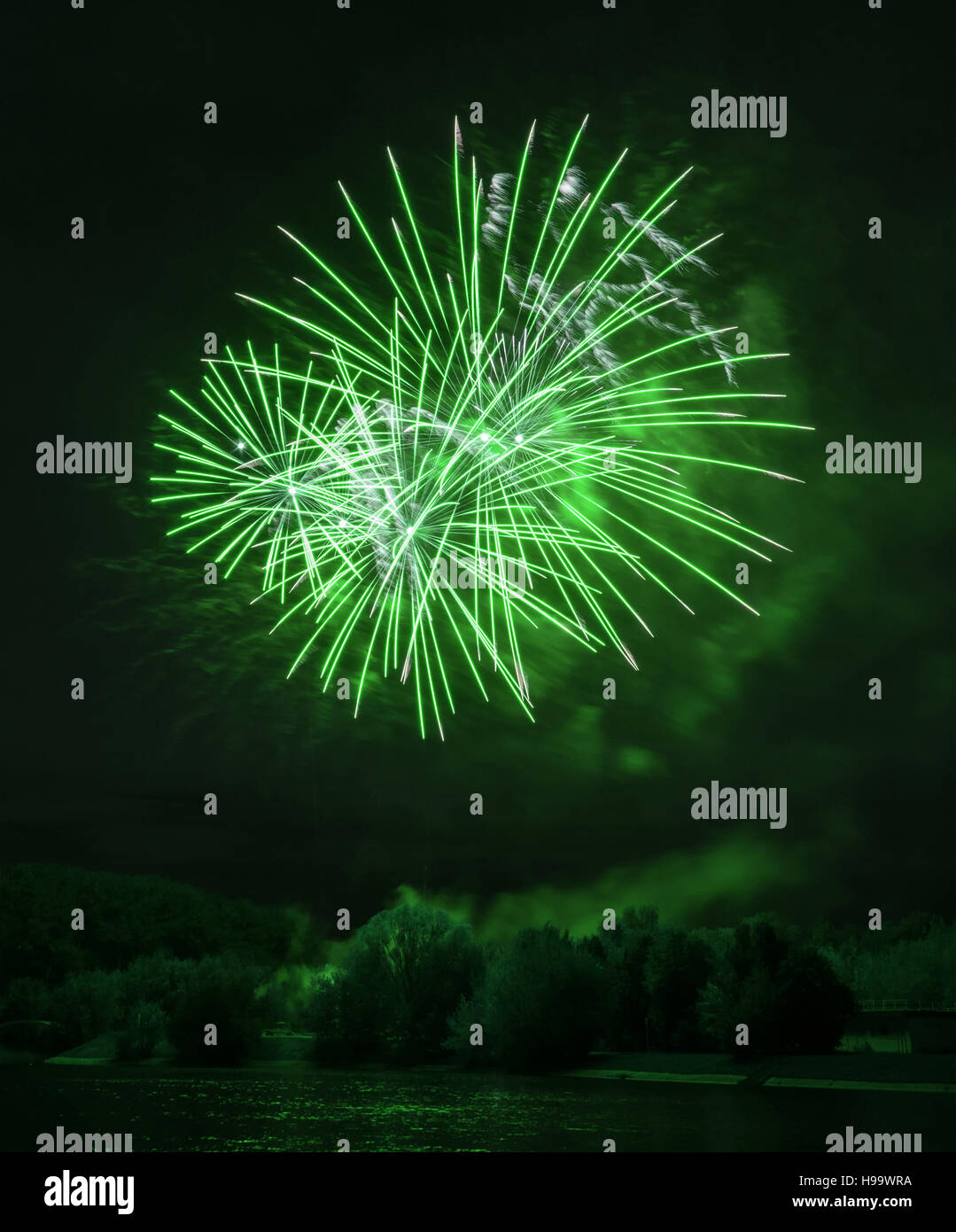 Schöne grüne Feuerwerk in der Nacht am Fluss in Moskau Stockfoto