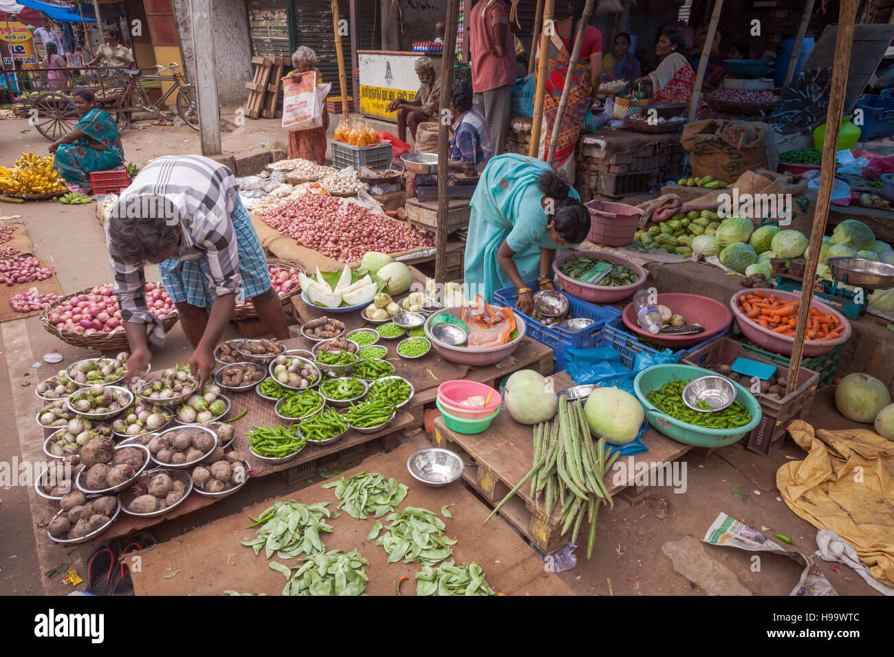 Gemüse auf den Verkauf in einem Straßenmarkt in Madurai, Indien Stockfoto