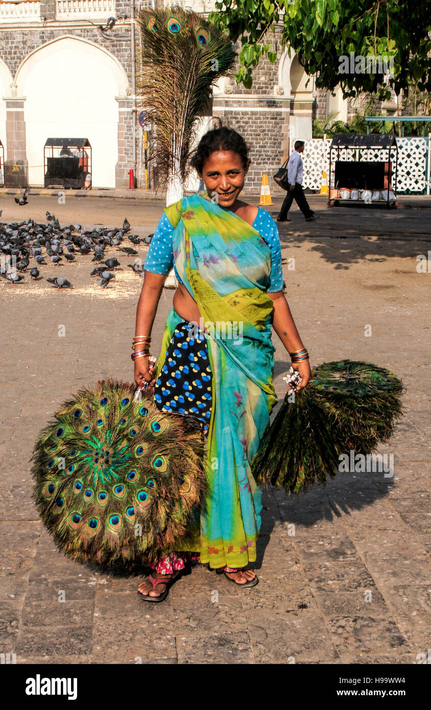 Diese glückliche Dame verkaufte Pfau Feder Fans in Mumbai, Indien. Stockfoto