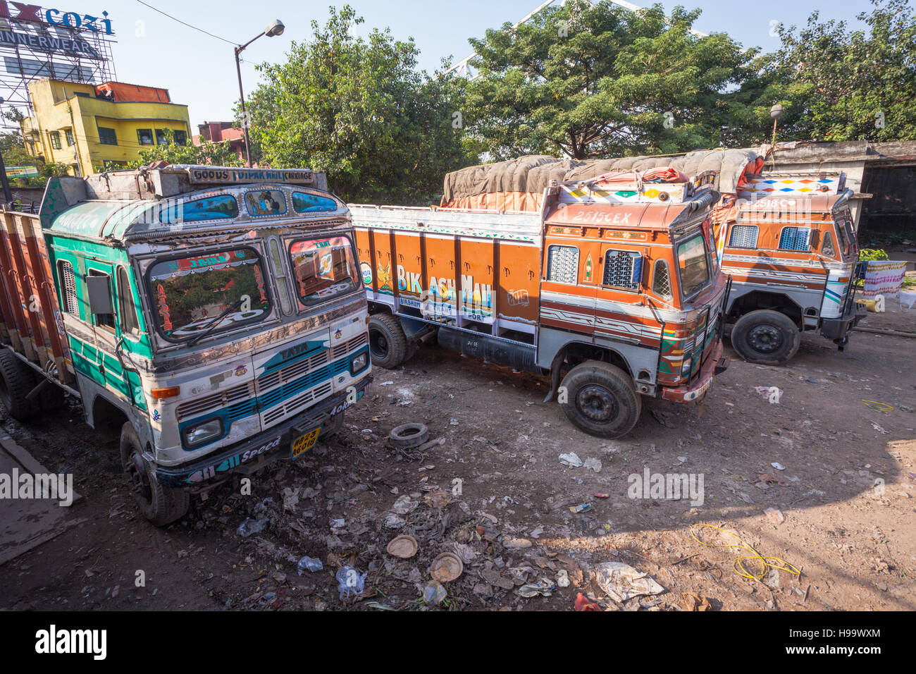 Traditionell bemalte Lastwagen oder LKW parkte vor dem Blumenmarkt, Kolkata (Kalkutta), Indien Stockfoto