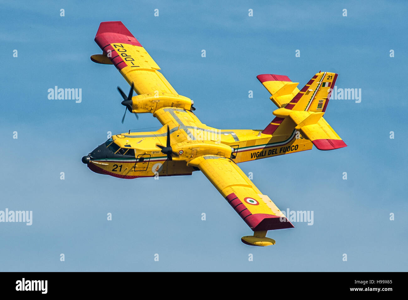 Canadail 415 kostenlos Wasser aus Viverone See in Italien Stockfoto