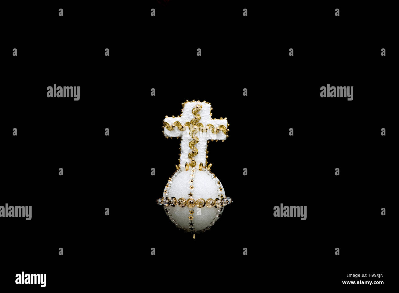 Kreuz und Kugel, handgemachte Styropor Weihnachtsschmuck Stockfoto
