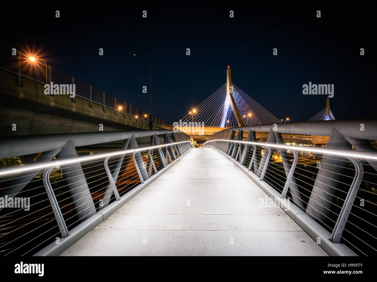 Die North Bank Fußgängerbrücke in der Nacht, in Boston, Massachusetts. Stockfoto