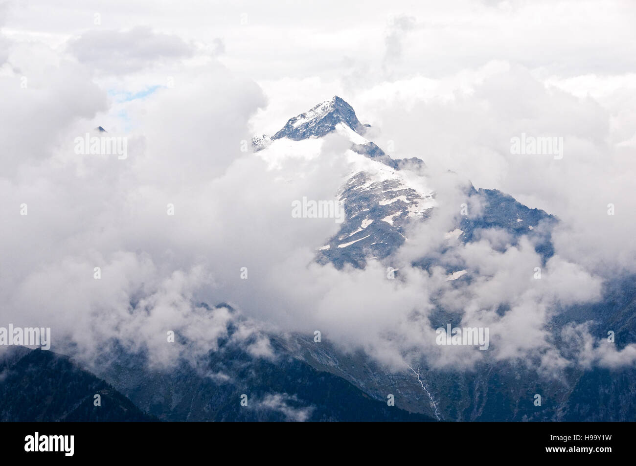 Wolken, die umliegenden Gipfel der Zillertaler Alpen in der Nähe von Taufers, Italien Stockfoto
