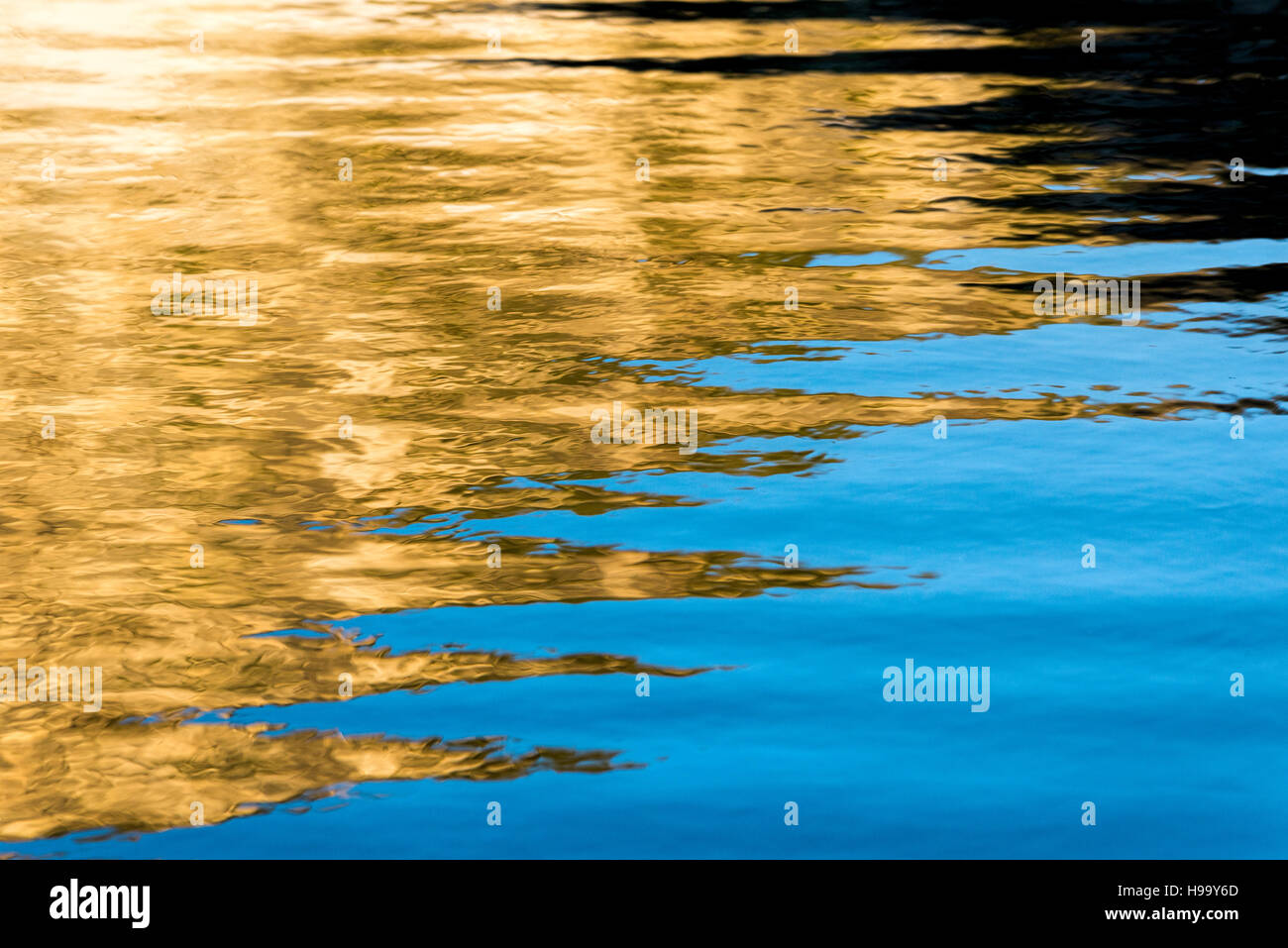 Reflexion-Muster auf der Oberfläche eines Sees in Oregon Wallowa Mountains. Stockfoto