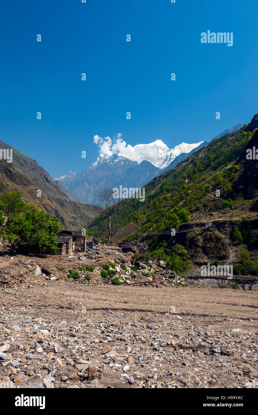 Brücke über den Budhi Gandaki Fluss in der Nähe von Jagat auf dem Manaslu Circuit, 4 Tage ab Ausgangspunkt der Wanderung am Arughat Bazar. Die 16-tägige Manaslu Schaltung ist Teil Stockfoto