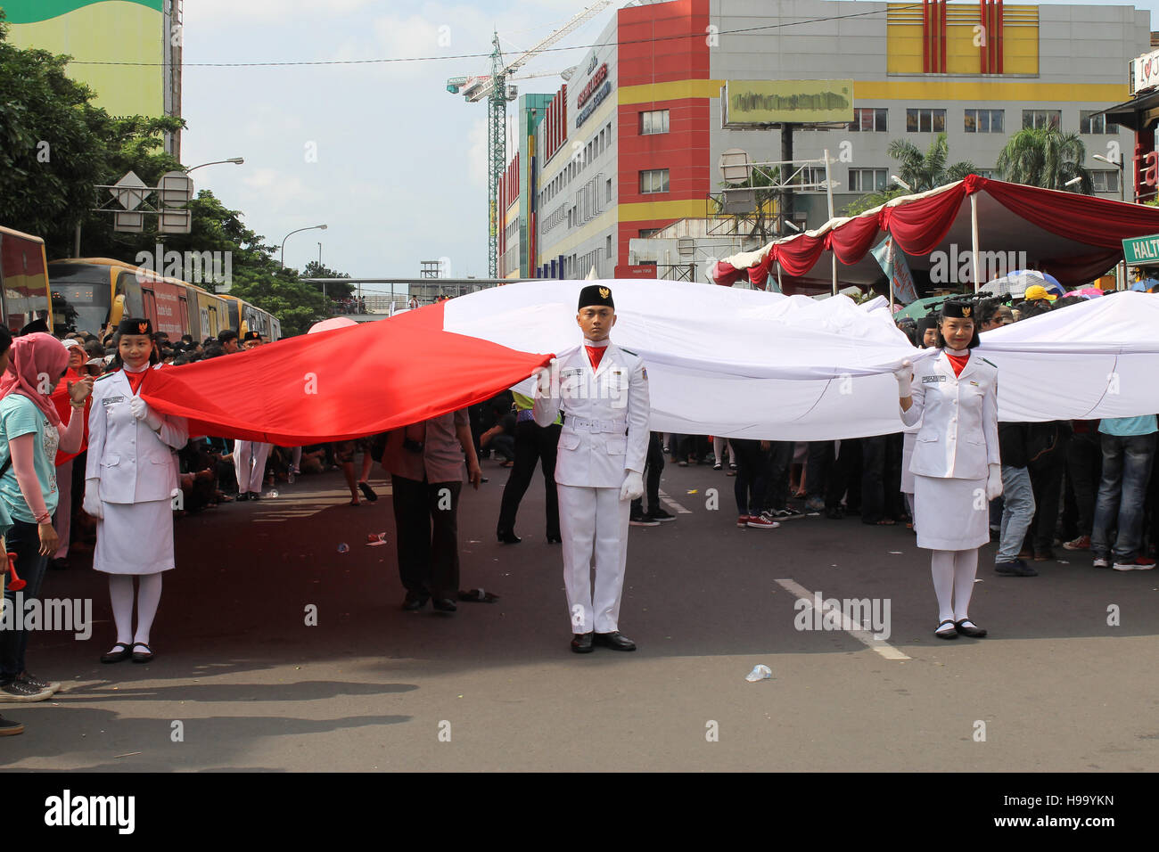 Flag Raisers Mitglied Umgang mit einer riesigen indonesischen rot-weiße Flagge in Cap Go Meh Karneval Eröffnungsfeier in Glodok stattfindenden. Stockfoto