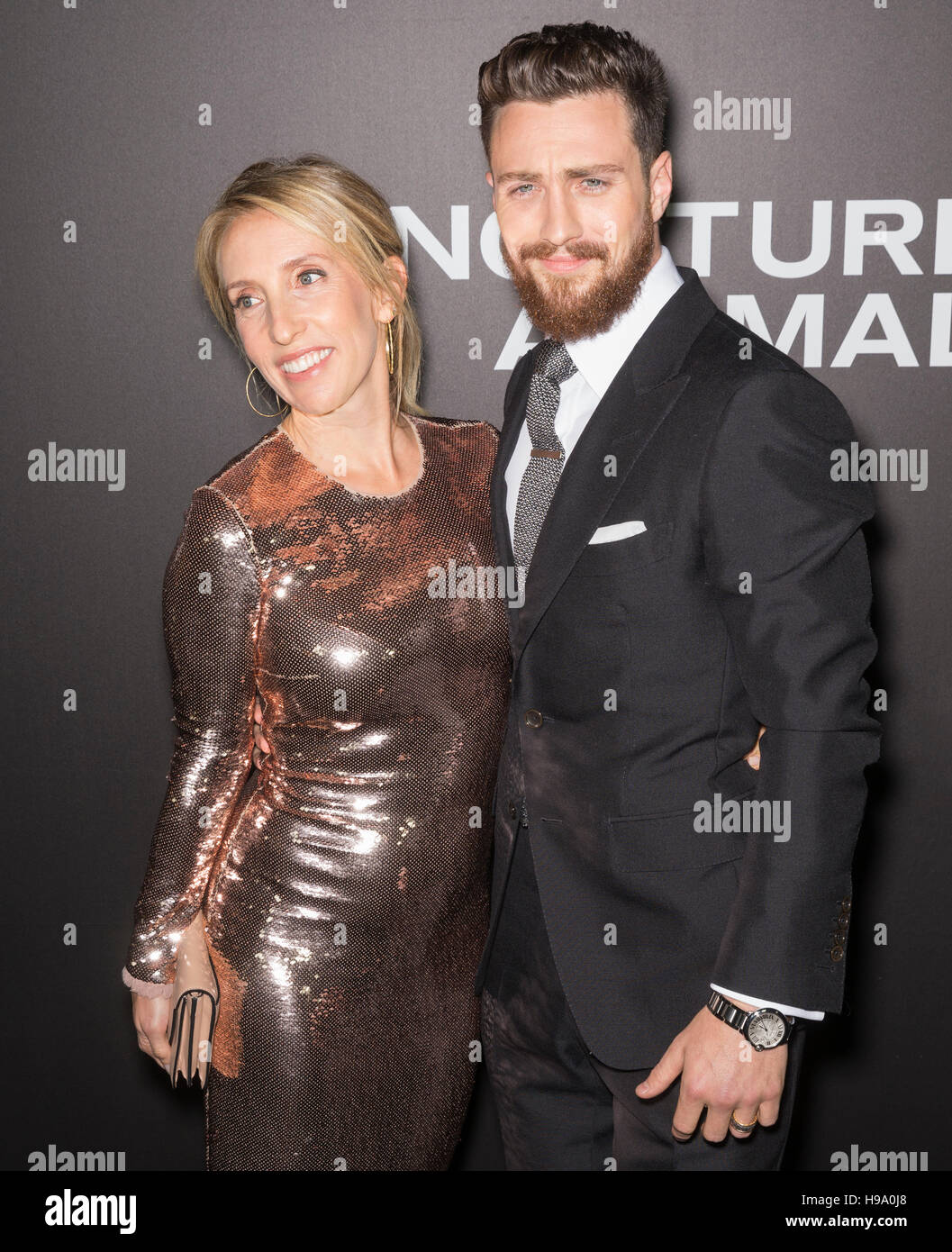 New York City, USA - 17. November 2016: Sam Taylor-Johnson (L) und Schauspieler Aaron Taylor-Johnson besuchen die 'Nachttiere' New Yorker premiere Stockfoto