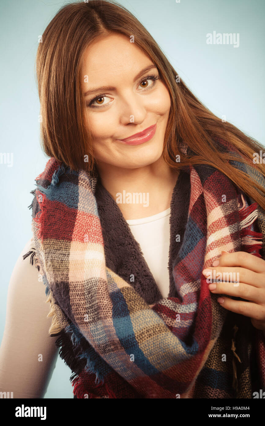 Warme Kleidung Modekonzept. Schönes Modell mit Winterkleidung. Attraktive Frau trägt karierte Schal und Dicke Sweather. Stockfoto