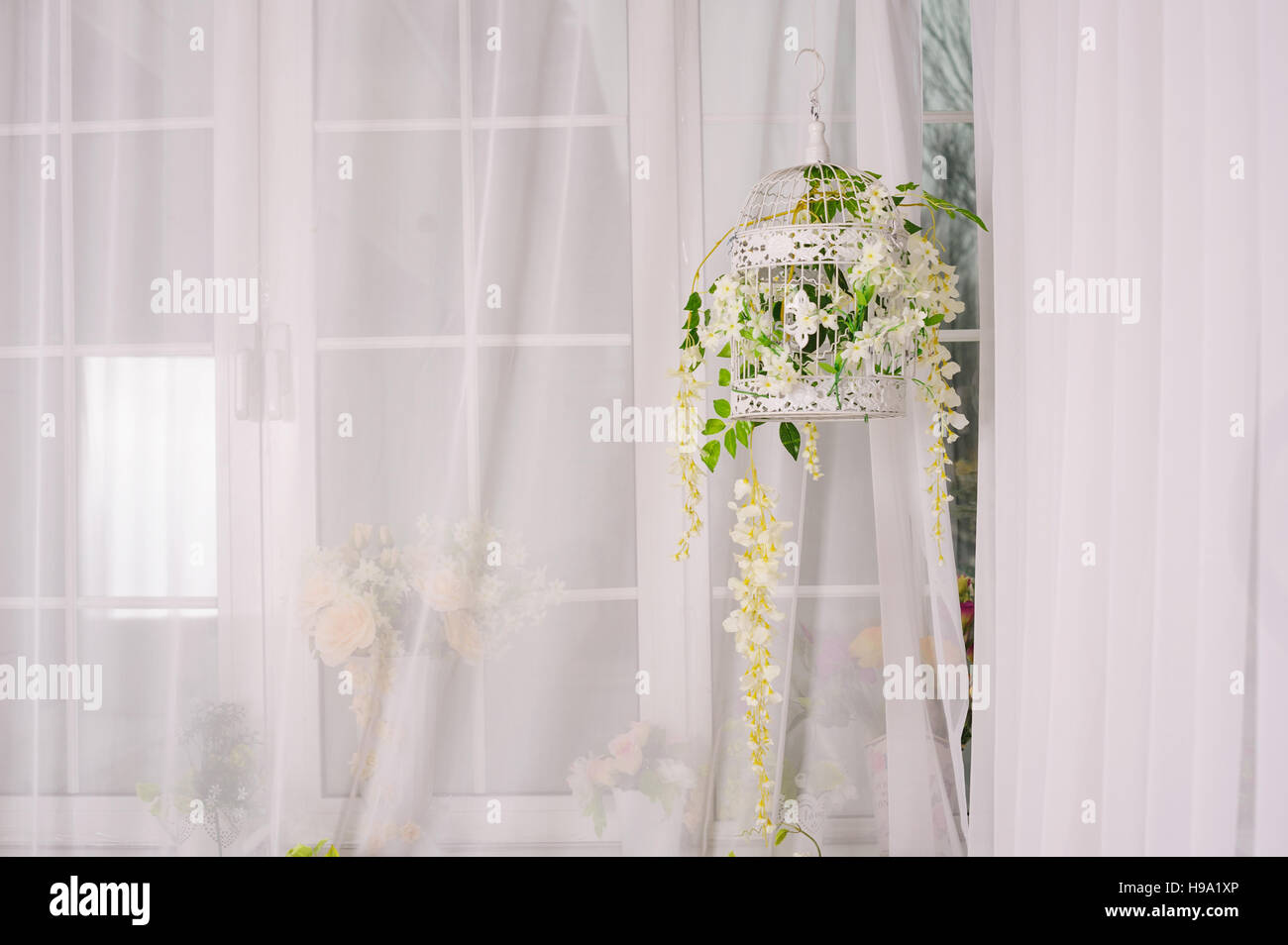 dekorative Zelle mit weißen Blumen auf dem Zimmer Stockfoto