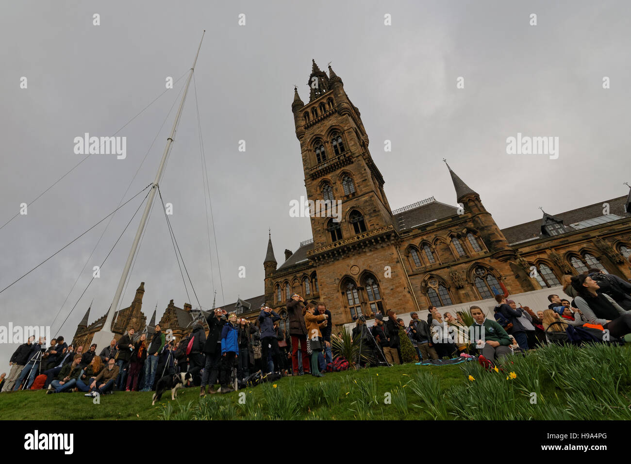 Eclipse 2015 University Of Glasgow als es zeigte und schließlich durch die Wolken Stockfoto