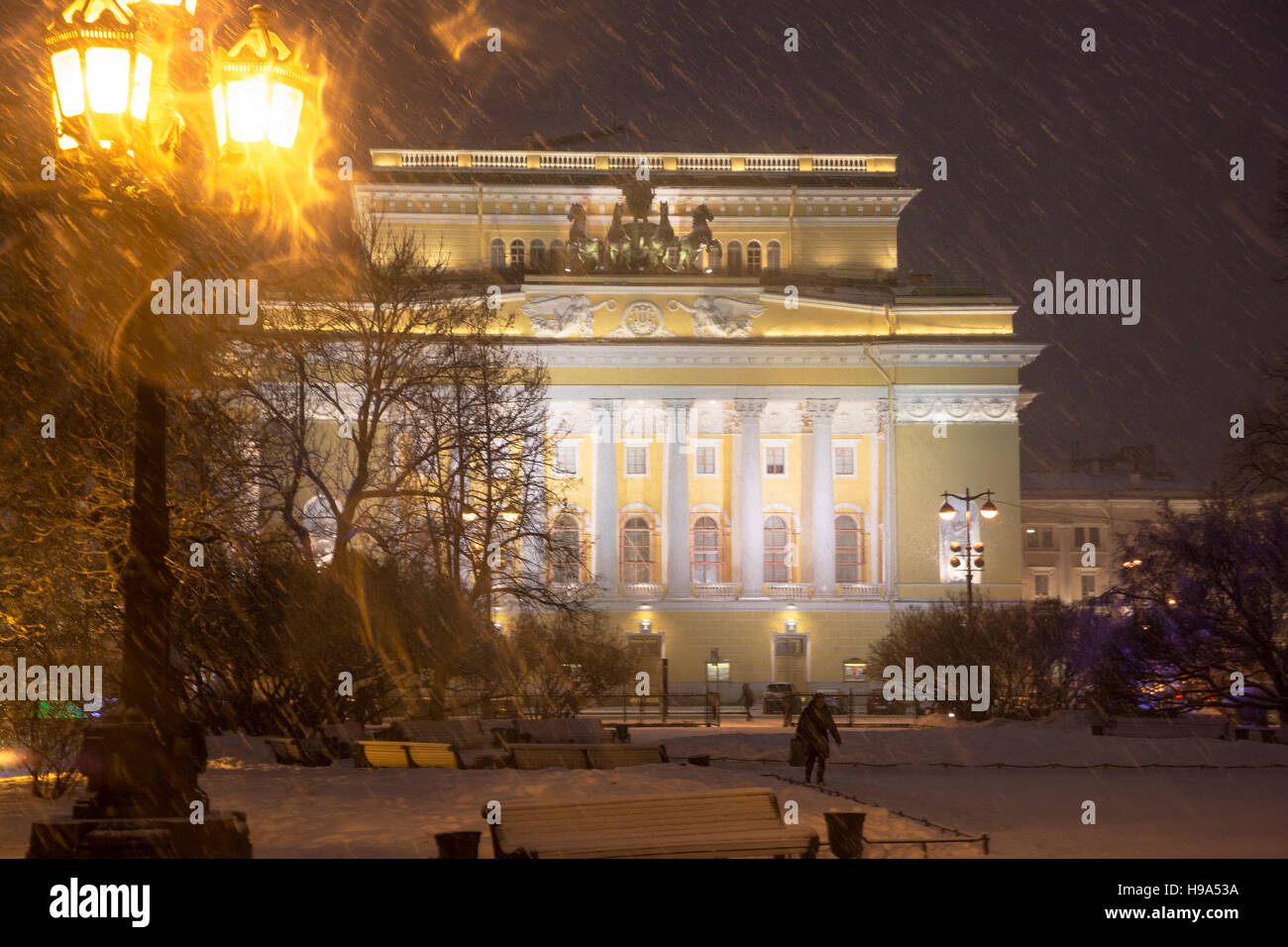 Anzeigen der Fassade Alexandrinsky Theater am Ostrowski-Platz in der Nacht in Sankt Petersburg, Russland Stockfoto