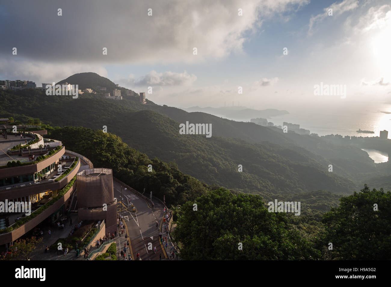 Blick auf die Gipfel Gallery und üppigen Hong Kong Island auf der Lamma Insel in Hong Kong, China, vom Victoria Peak aus gesehen. Stockfoto