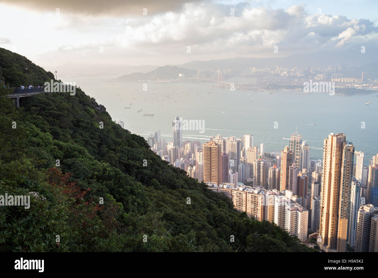 Menschen an einem Aussichtspunkt Bereich entlang der Lugard Road in der Victoria Peak und die Aussicht auf Hong Kong, China von oben. Stockfoto