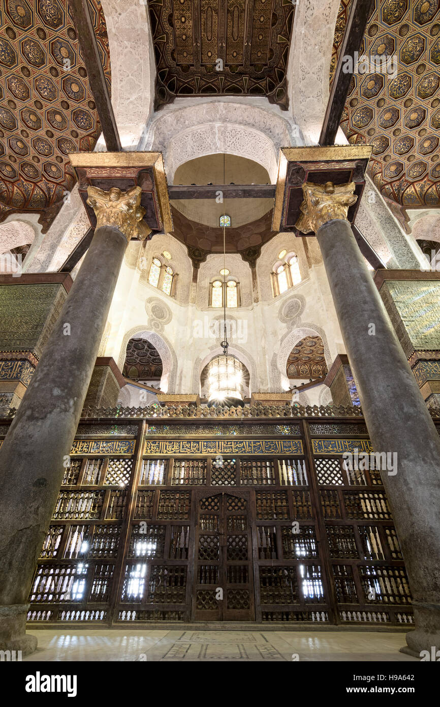 Innenansicht des Mashrabiya Bildschirmen rund um das Ehrenmal in das Mausoleum des Sultan Qalawun, Sultan Qalawun komplexe Bestandteil im 1285 n. Chr. erbaut Stockfoto