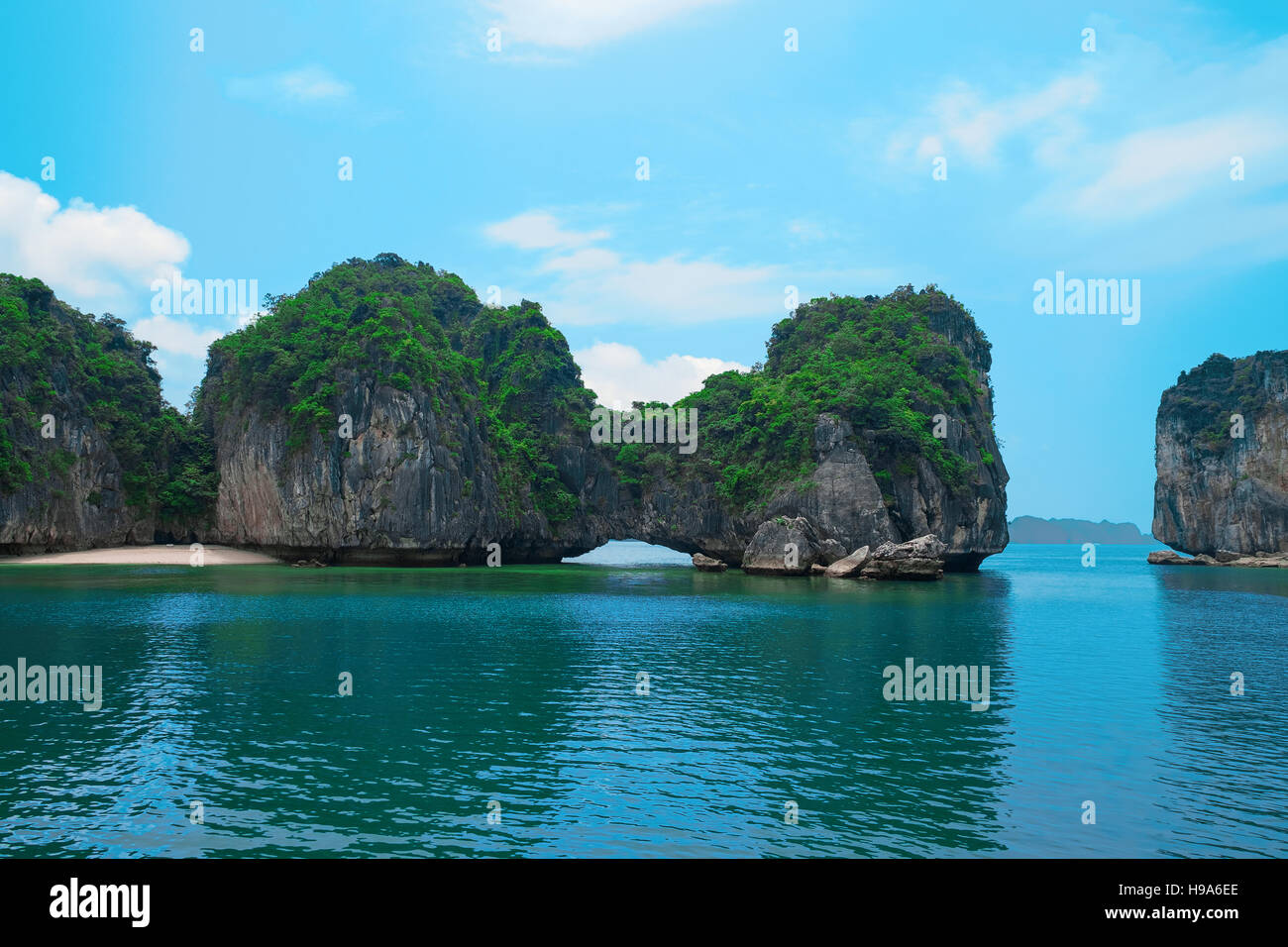 Felsinseln in Halong Bucht, Vietnam, Südostasien. UNESCO-Weltkulturerbe. Malerische Landschaft mit Bergen im Ha Long Bay Stockfoto