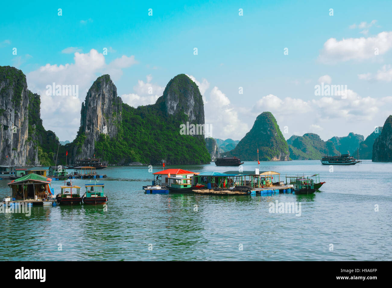Schwimmenden Fischen Dorf und Rock Inseln in der Halong Bucht, Vietnam, Südostasien. UNESCO-Weltkulturerbe. Kreuzfahrt nach Ha Long Stockfoto