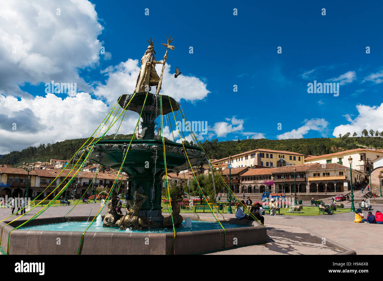 Cusco, Peru - 20. Dezember 2013: Blick auf die Plaza de Armas in der Stadt Cuzco in Peru. Stockfoto