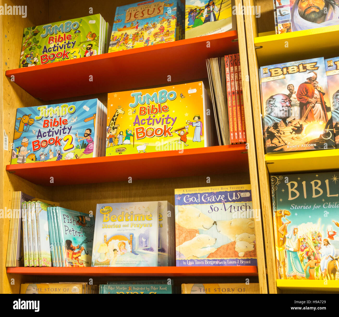 Kinder Bibeln und Religion unter dem Motto Kinderbücher in Buchhandlung Stockfoto