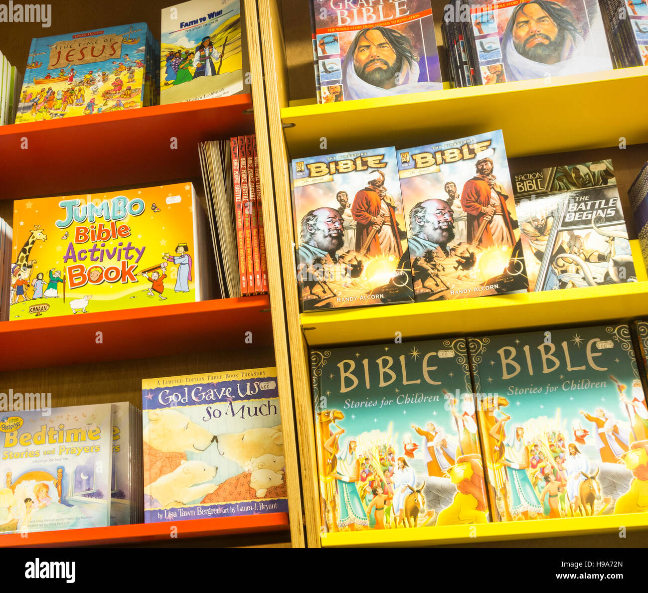 Kinder Bibeln und Religion unter dem Motto Kinderbücher in Buchhandlung Stockfoto