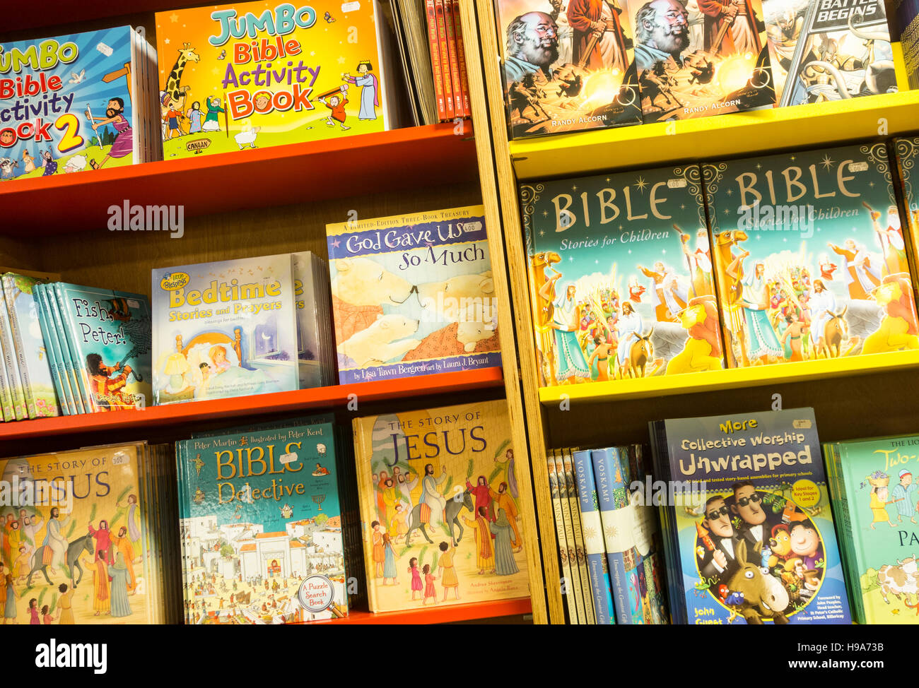 Kinder Bibeln und Religion unter dem Motto Kinderbücher in Buchhandlung Stockfoto