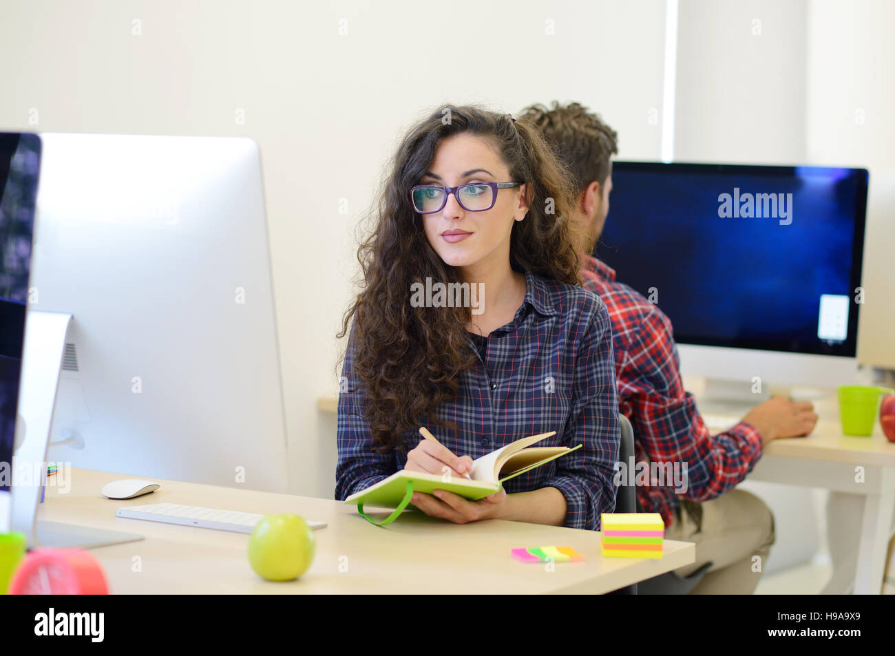 Startup-Unternehmen, Software-Entwickler arbeiten an Computer im modernen Büro Stockfoto