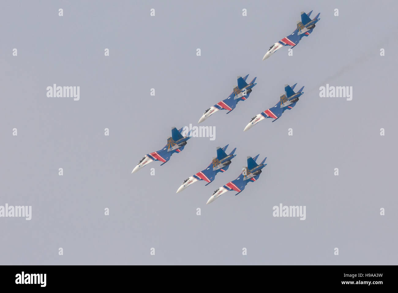 Kämpfer Suchoi Su-27 zeigen Kunstflug bei einer Airshow russische Ritter. Stockfoto