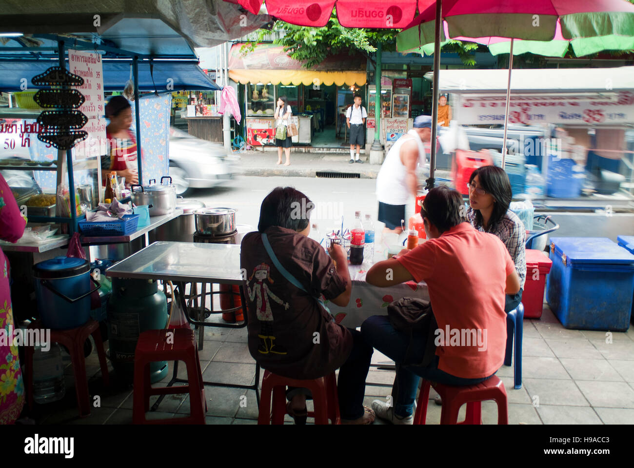 Eine Straße im Zentrum von Bangkok. Stockfoto