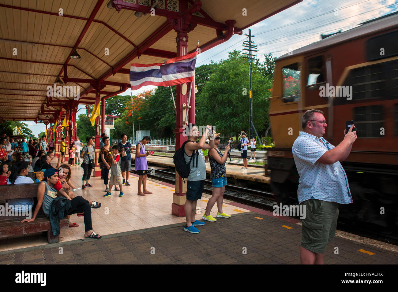 Leute, die Bilder von eine ankommende Zug am historischen Bahnhof in Hua Hin, Thailand. Stockfoto