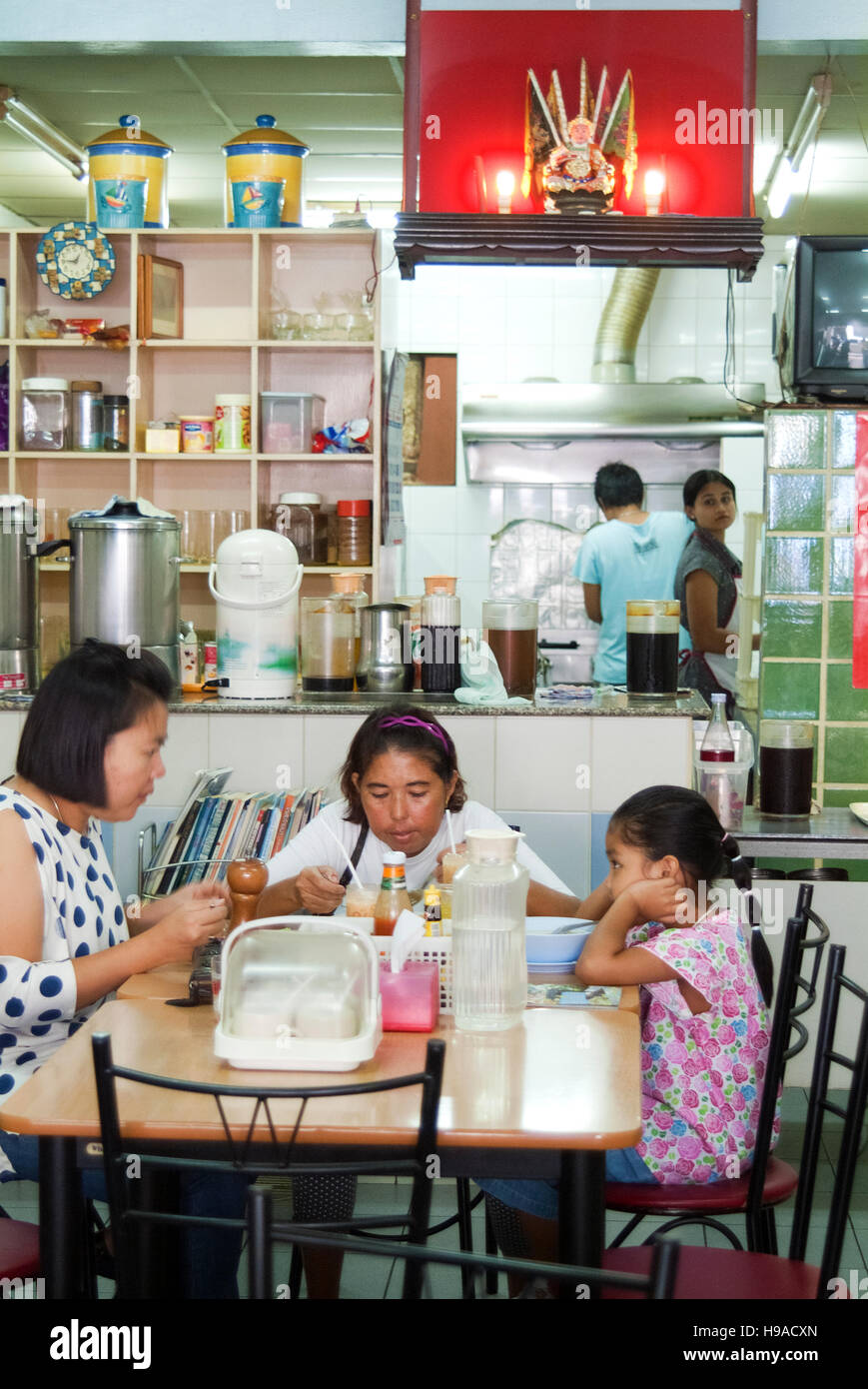 Diners bei Wilai in Phuket Altstadt, ein Baba-Nonya Küche Restaurant, eine Küche nach Phuket von Hokkien Chinesisch. Phuket, Thailand. Stockfoto