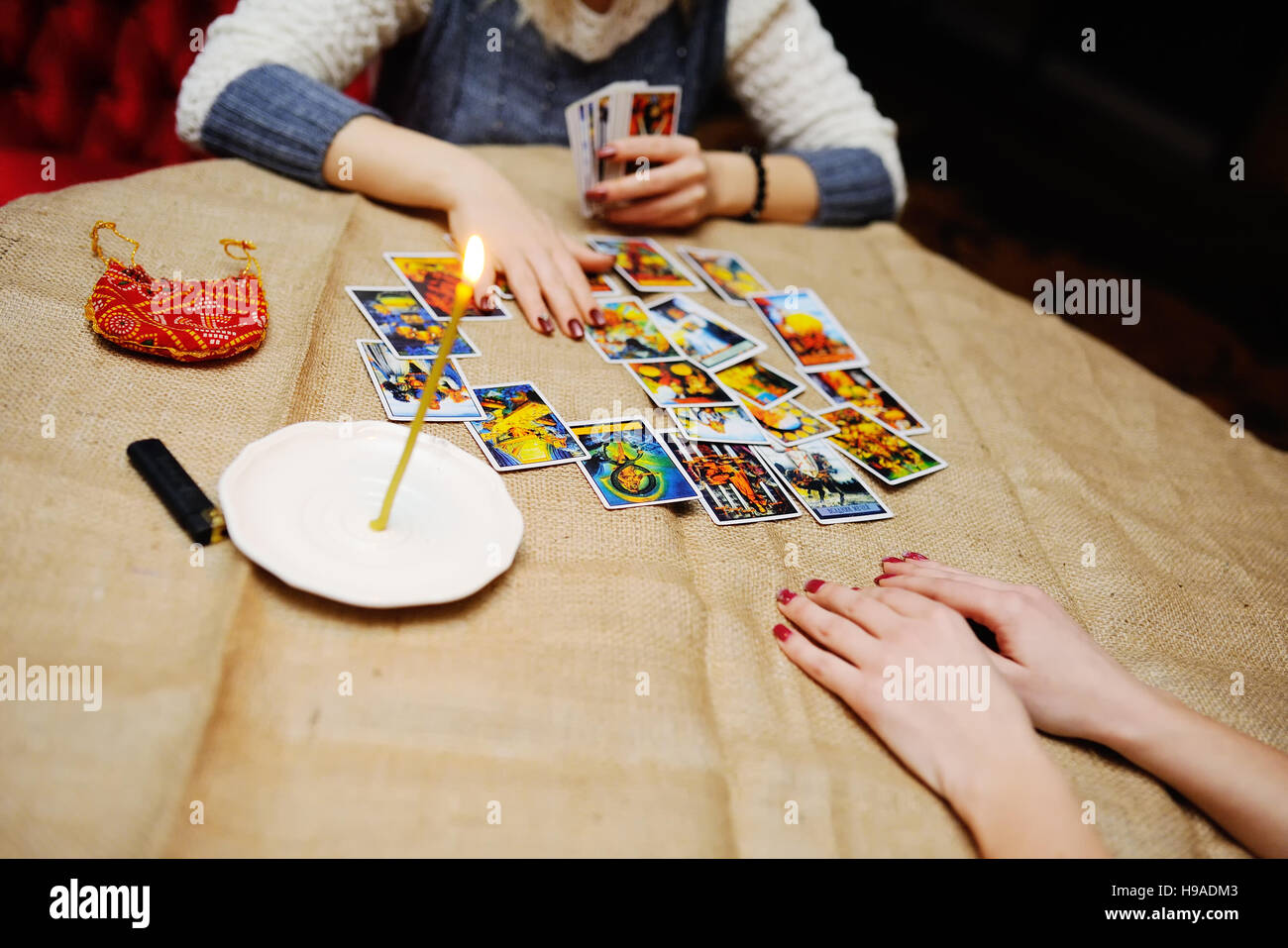 Weissagung von den Tarot-Karten. Die Wahrsagerin prophezeit die f Stockfoto