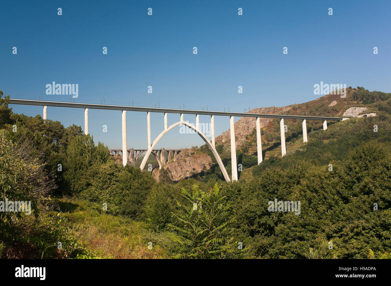 Eisenbahnviadukt über den Fluss Ulla, Coruña / Pontevedra Provinz, Region Galicien, Spanien, Europa Stockfoto