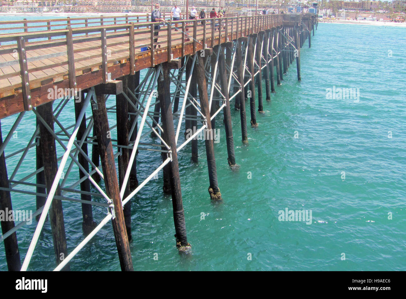 Oceanside Pier, Oceanside, San Diego County, Kalifornien, USA. Blick vom Meer zum Strand. Stockfoto