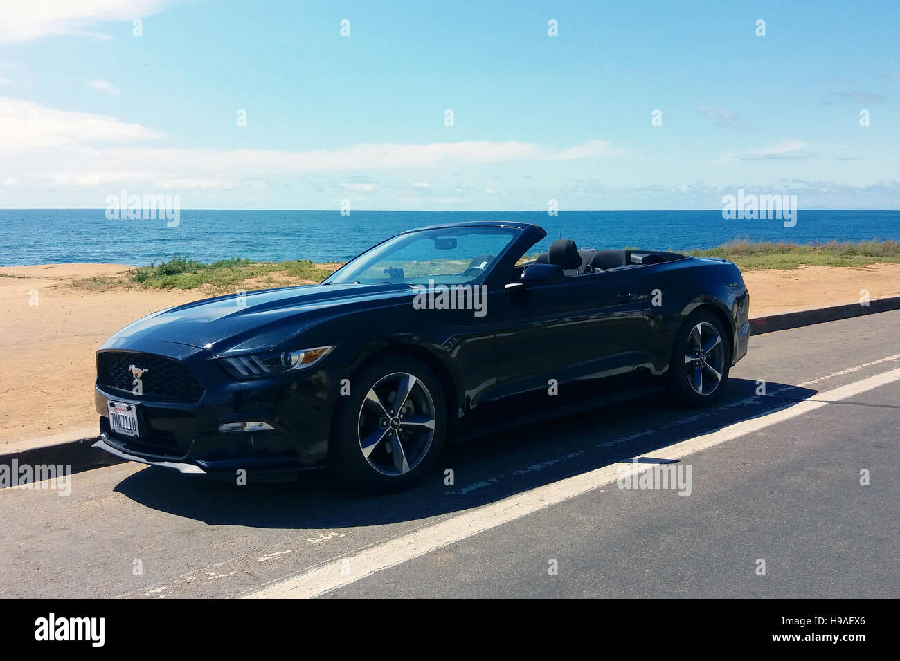 Schwarzes Ford Mustang Cabrio Stockfotos Und Bilder Kaufen Alamy