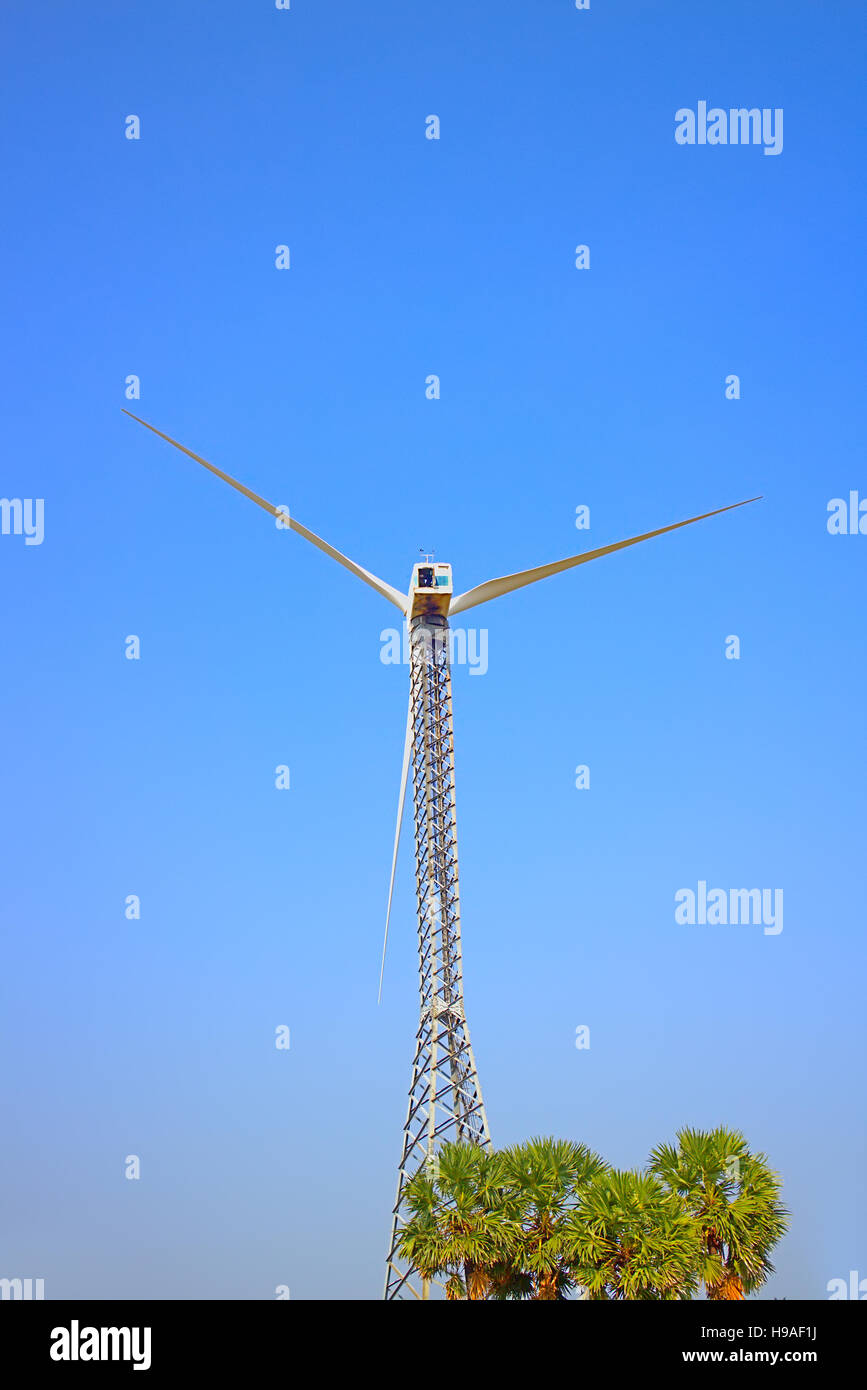 Alternative Energiequellen 8. Windpark im indischen Provinz Kerala. Viele Wind-Generatoren stehen gegenüber bergiges Gelände Stockfoto