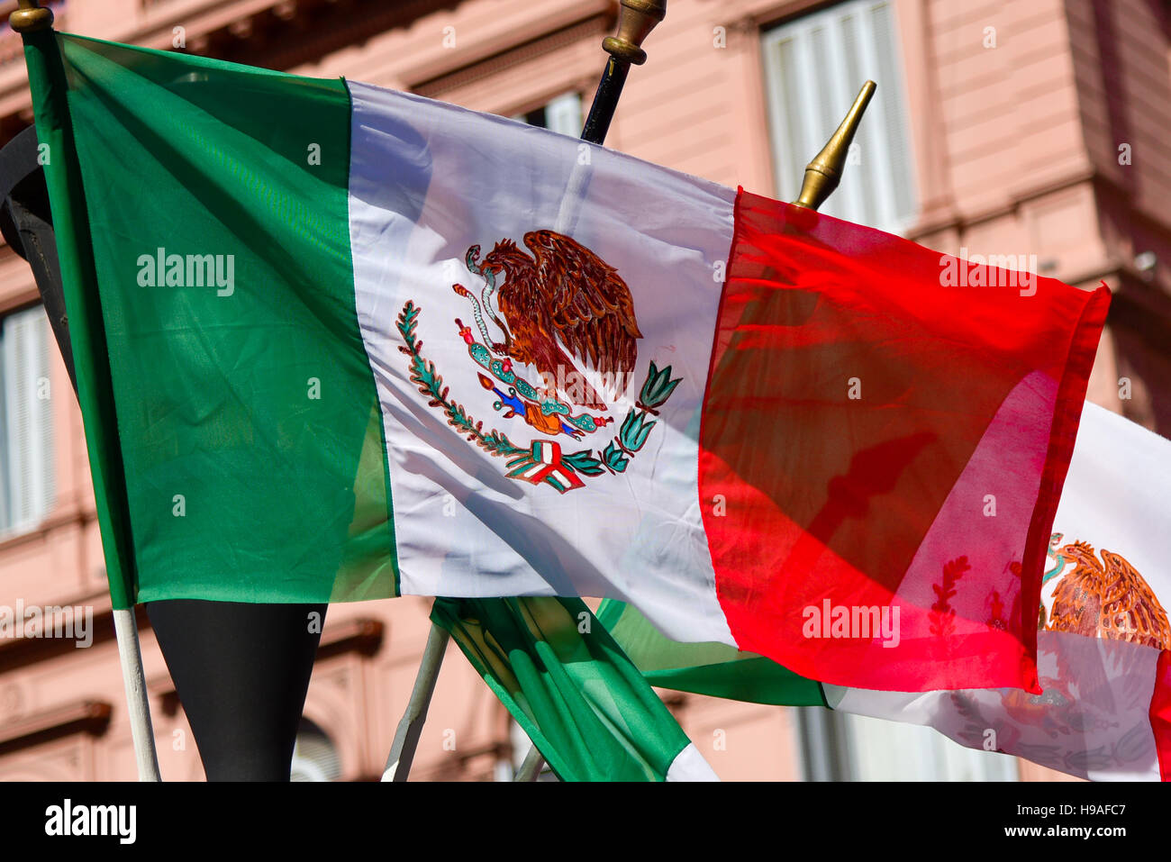 Mexikanische Flagge das Weben auf einem rosa Hintergrund erstellen Stockfoto