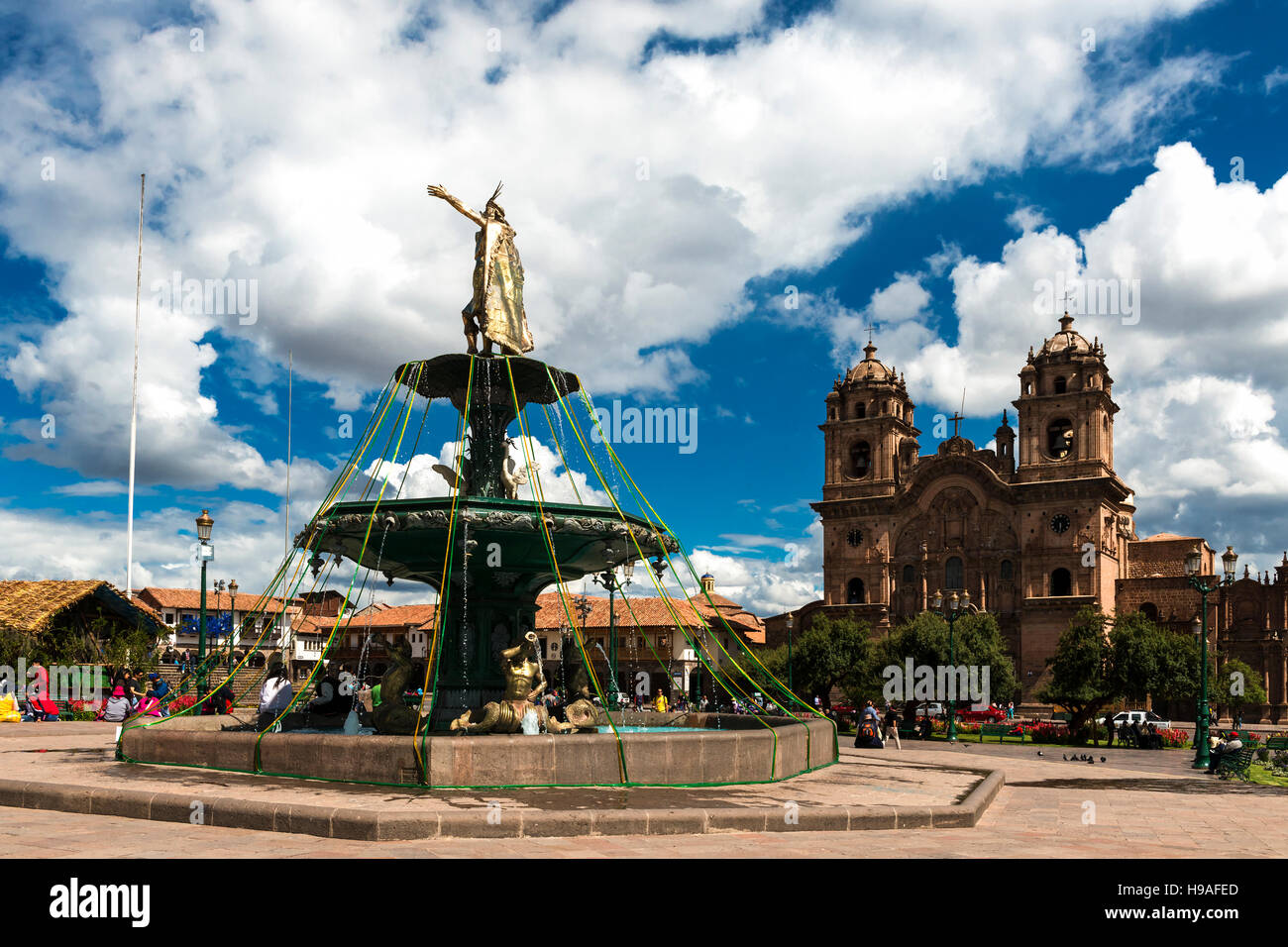 Cusco, Peru - 20. Dezember 2013: Blick auf die Plaza de Armas in der Stadt Cuzco in Peru. Stockfoto