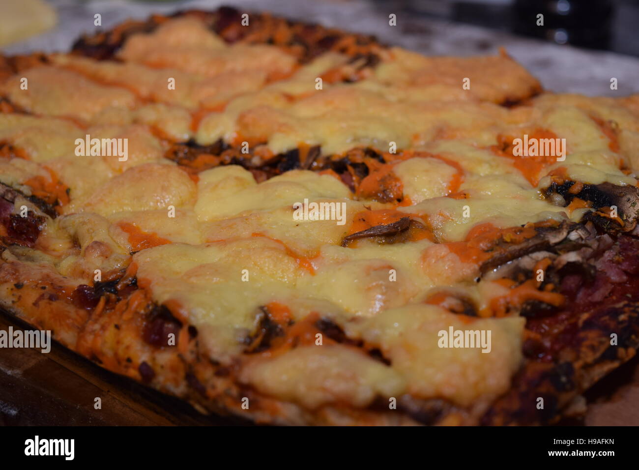 Seitenansicht der hausgemachte Pizza mit extra Käse Stockfoto