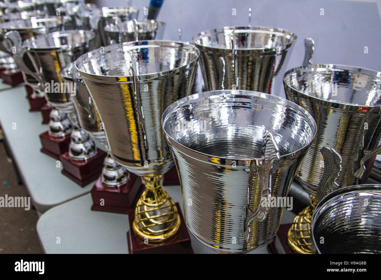 Pokale stehen auf dem Tisch auf der Rallye Masters Show 2015 im Stadtteil Krylatskoye. Stockfoto