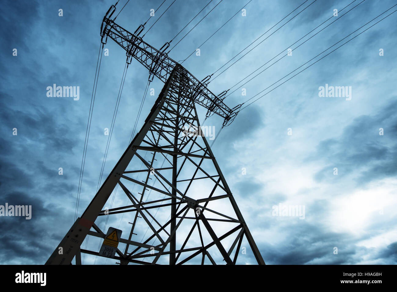 Power Transmission Hochspannung mit dramatischen blauer Himmel mit Wolken Stockfoto