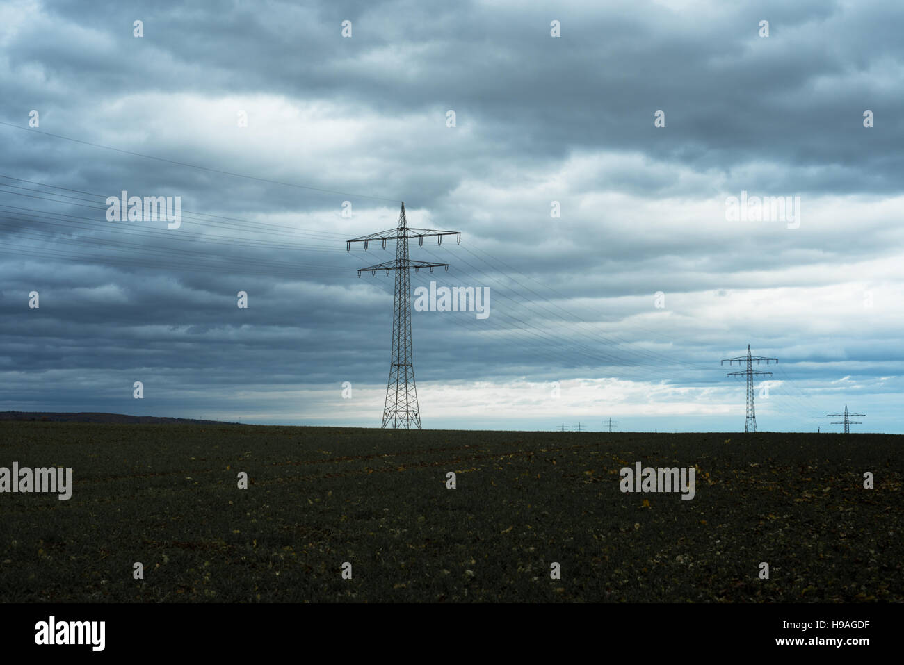 Power Transmission Hochspannung mit dramatischen blauer Himmel mit Wolken Stockfoto