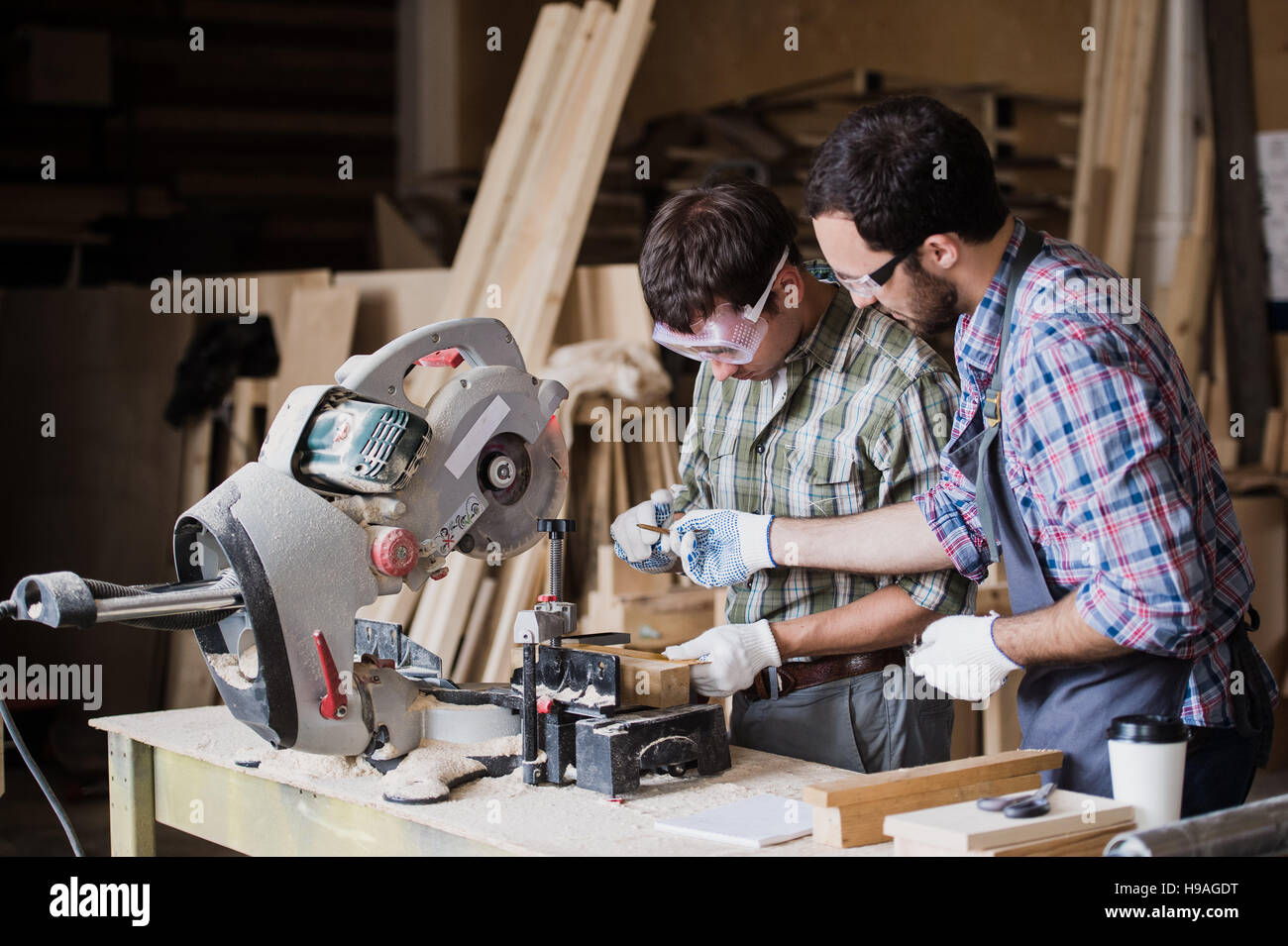 Inspektor und Tischler diskutieren den Prozess der Herstellung von Holzprodukten für Möbel Stockfoto