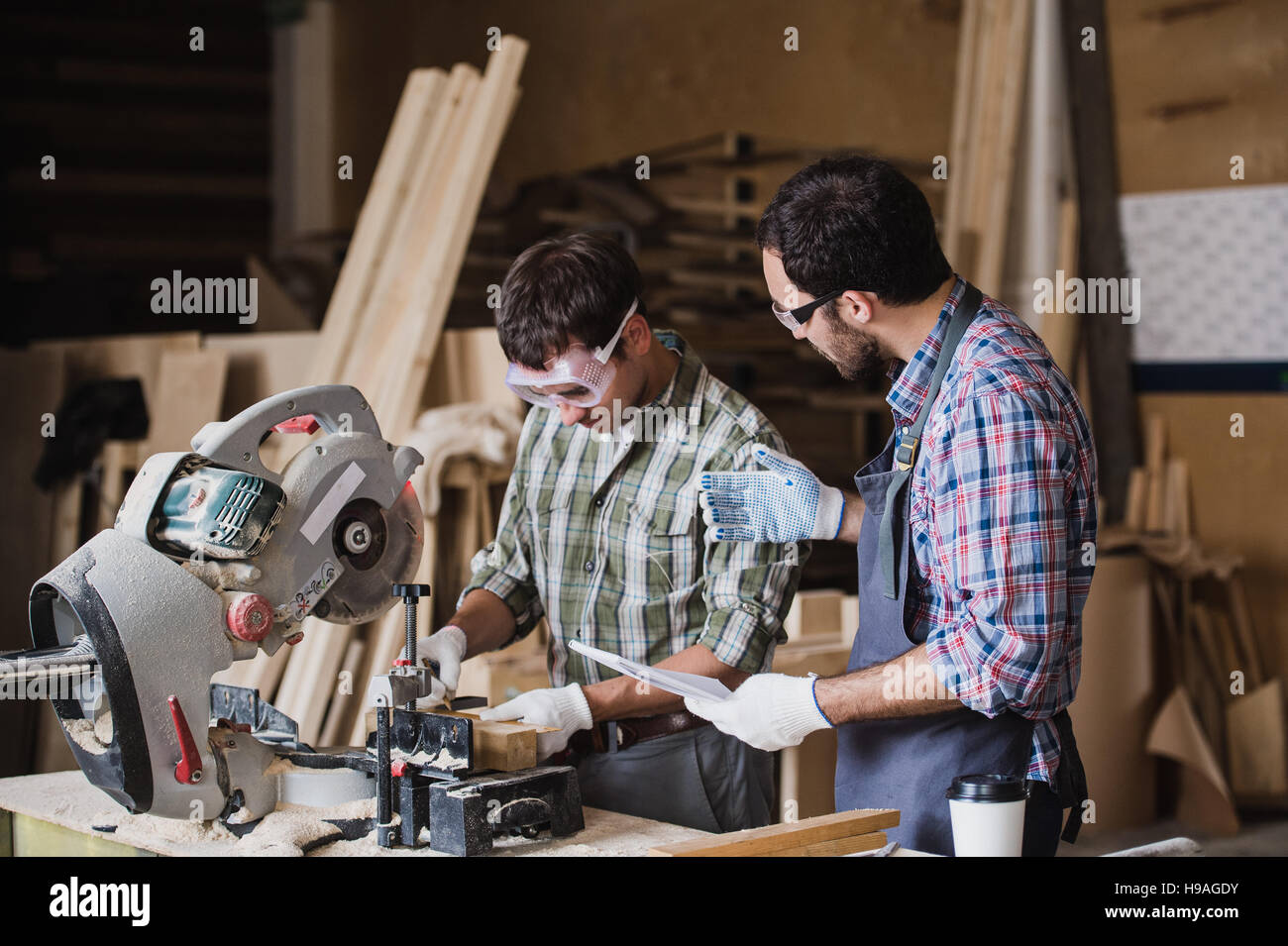 Inspektor und Tischler diskutieren den Prozess der Herstellung von Holzprodukten für Möbel Stockfoto