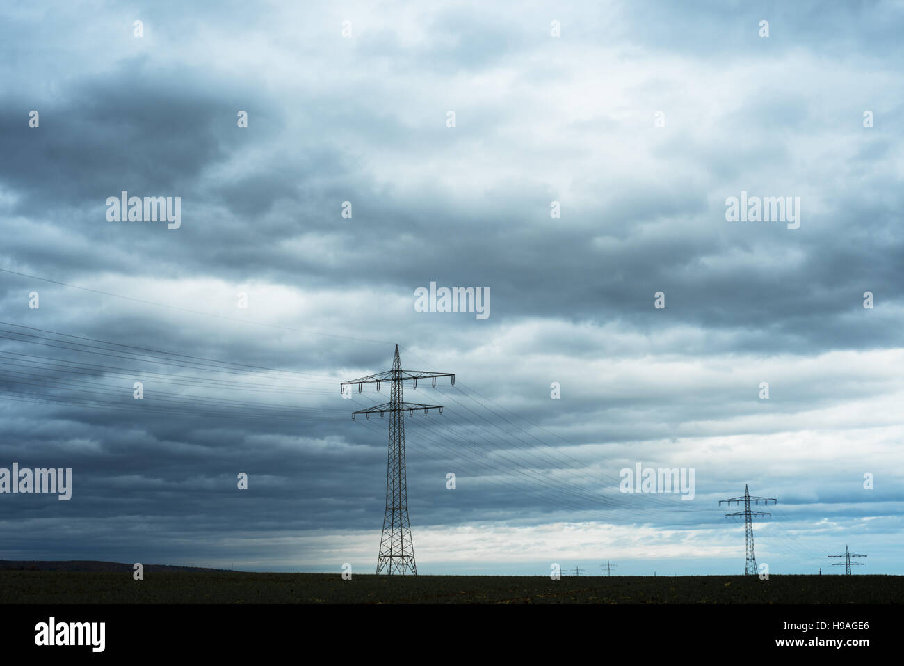 Power Transmission Hochspannung mit dramatischen blauer Himmel mit Wolken Stockfoto