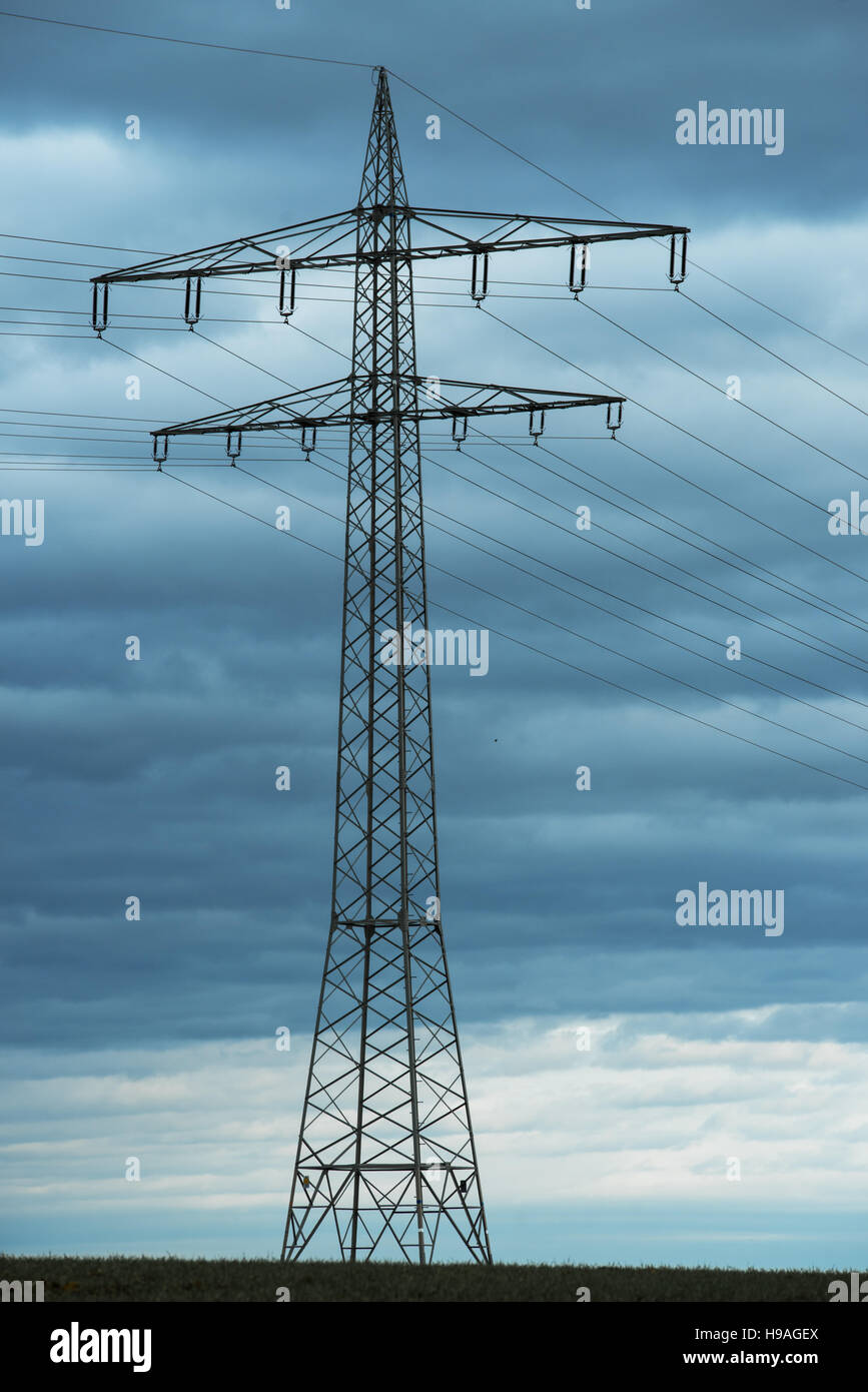 Power Transmission Hochspannung mit dramatischen blauer Himmel mit Wolken Stockfoto