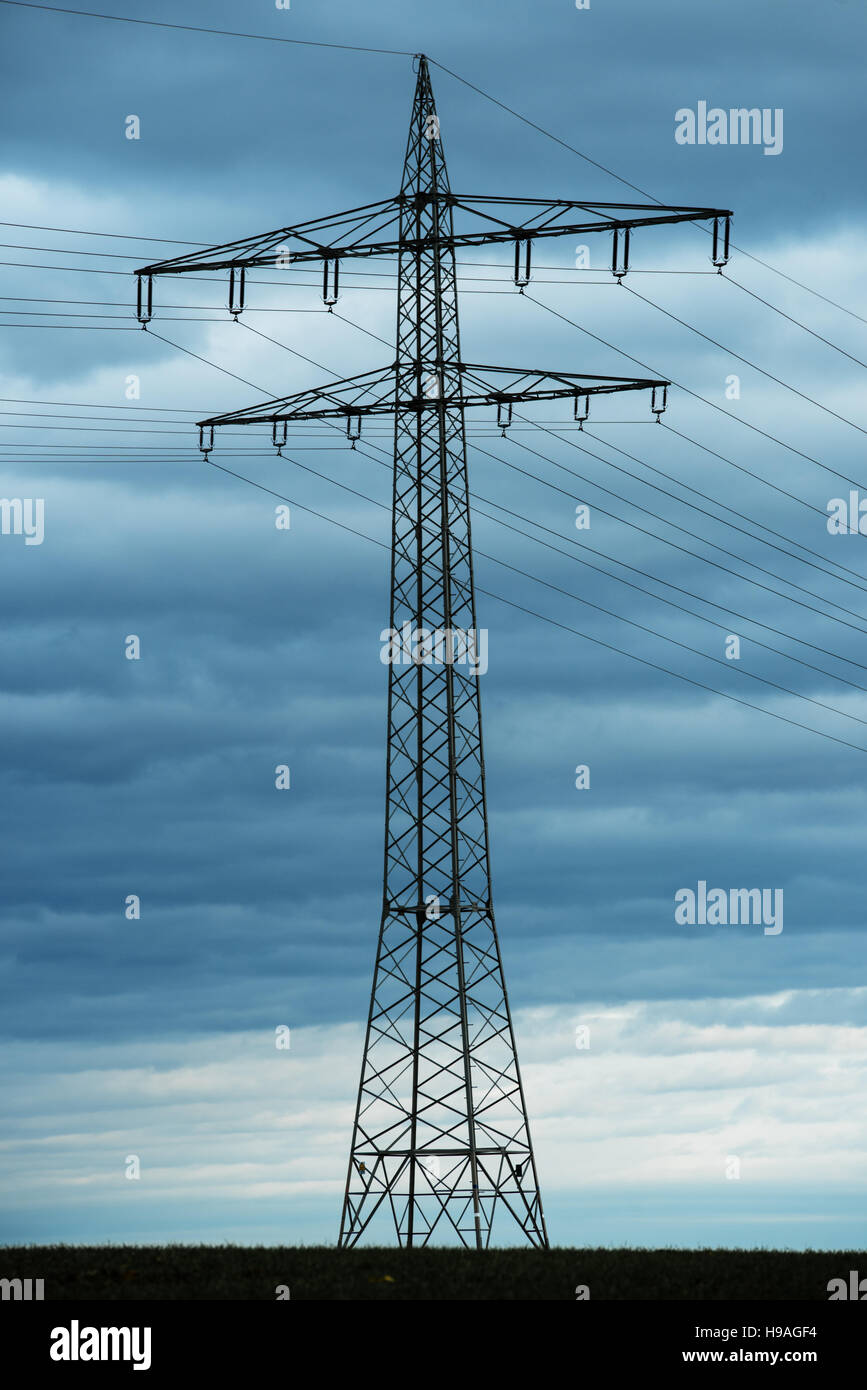 Power Transmission Hochspannung mit dramatischen blauer Himmel mit Wolken Stockfoto