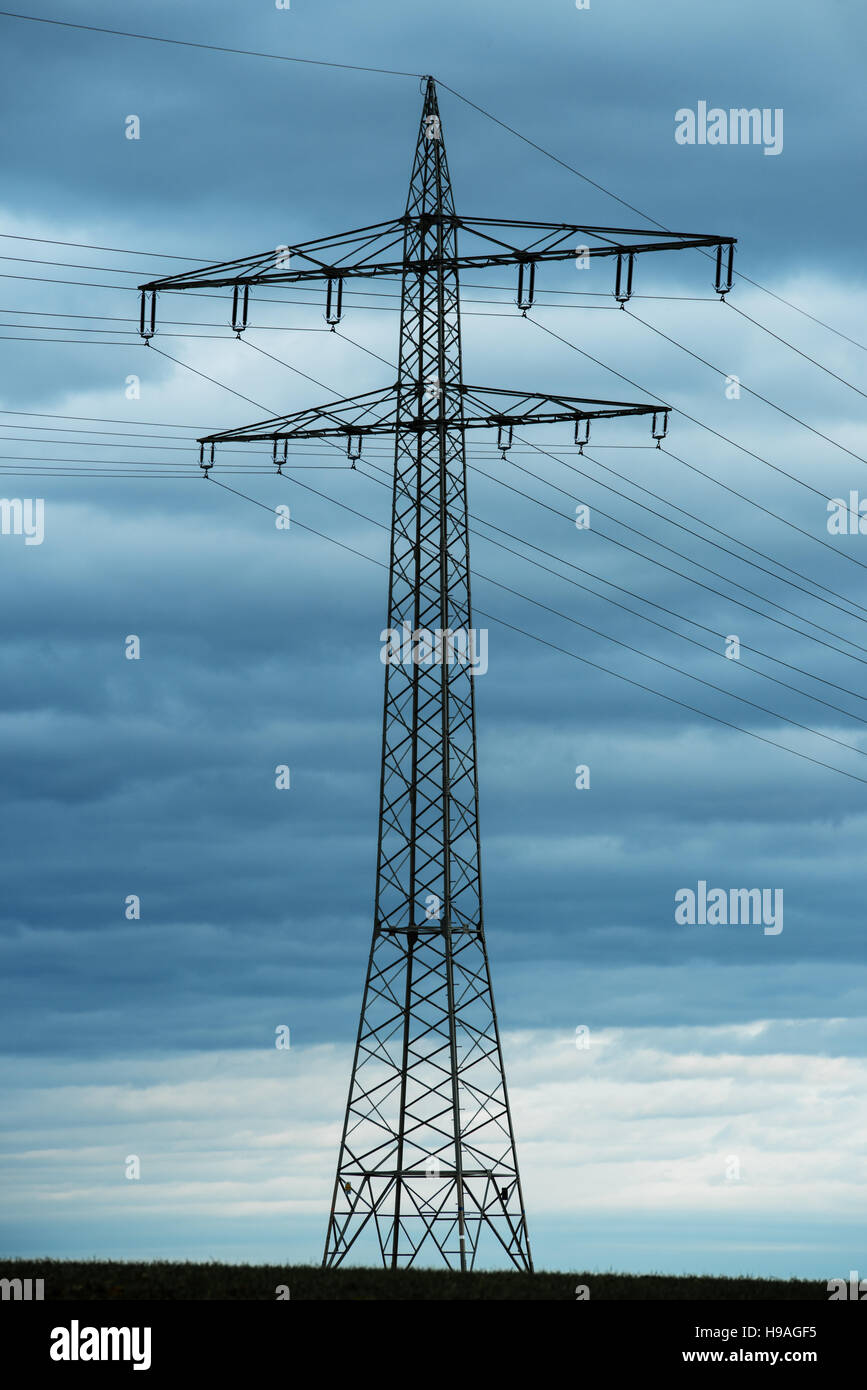 Power Transmission Hochspannung mit dramatischen blauer Himmel mit Wolken Stockfoto