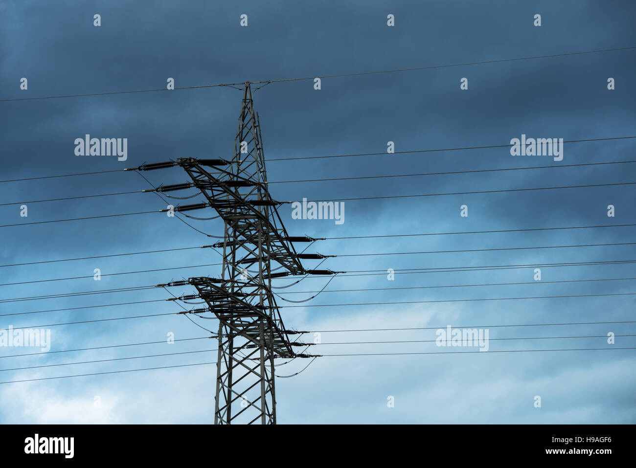 Power Transmission Hochspannung mit dramatischen blauer Himmel mit Wolken Stockfoto